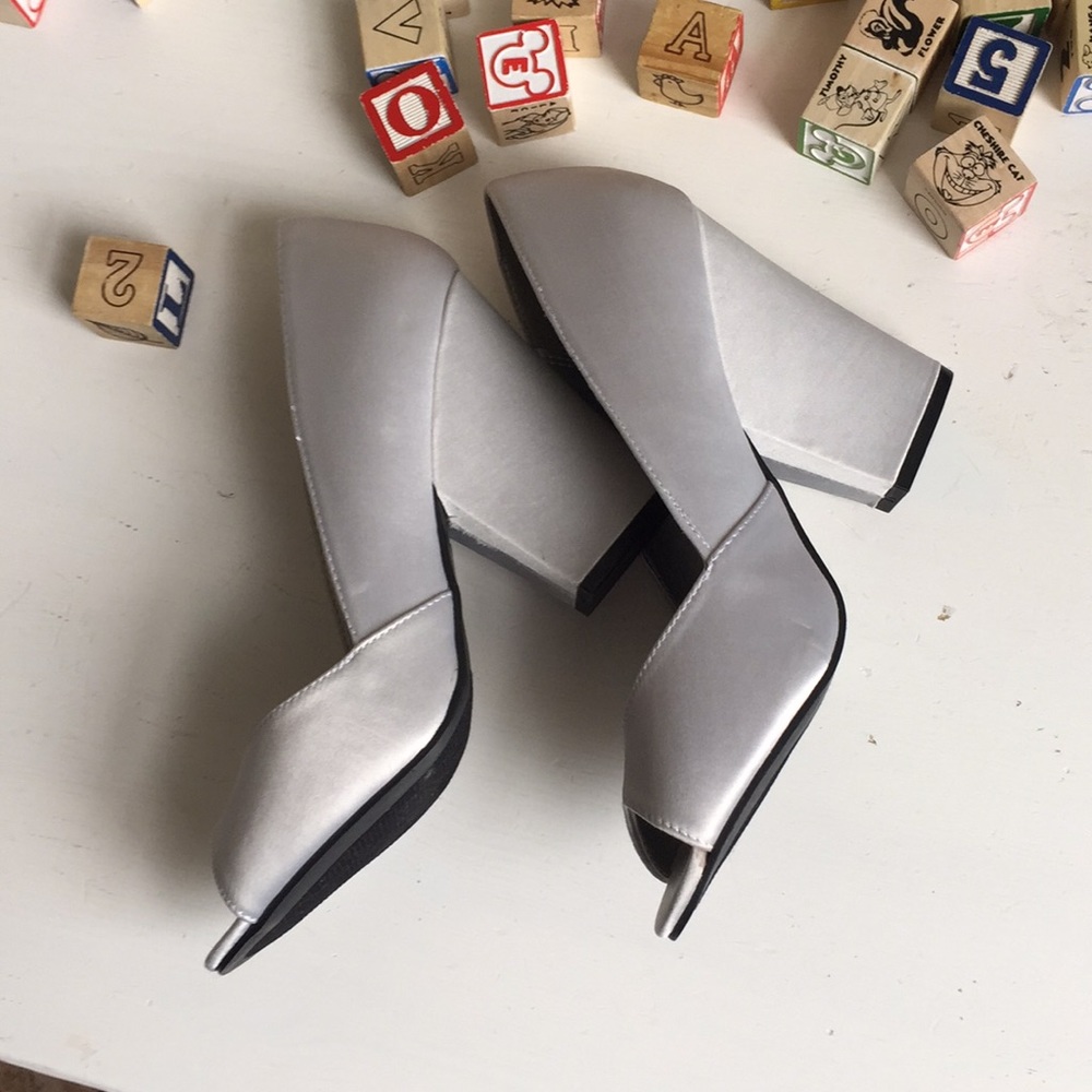 Silver shoes Size 9. - Picture 5 of 14